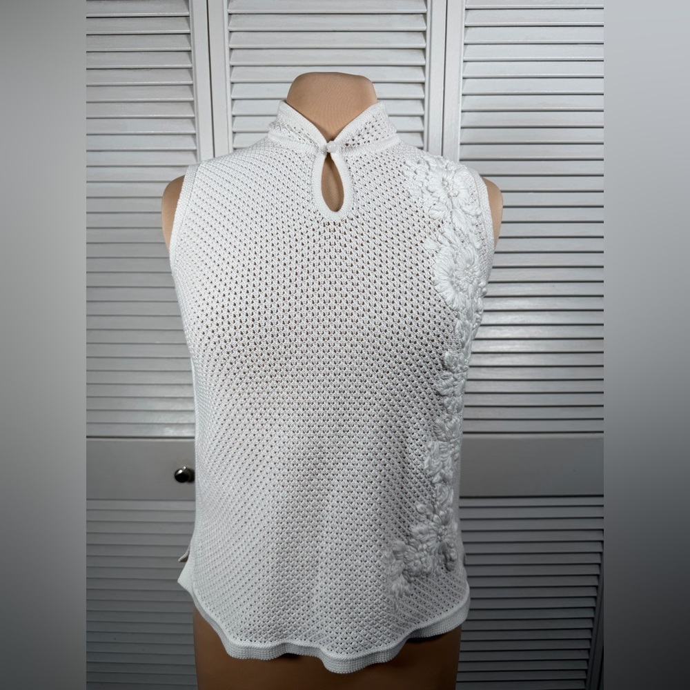 Shanghai Tang White Crochet Floral Embroidered Sleeveless Top L